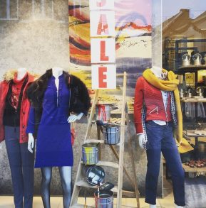 Sale etalage etaleren decoreren